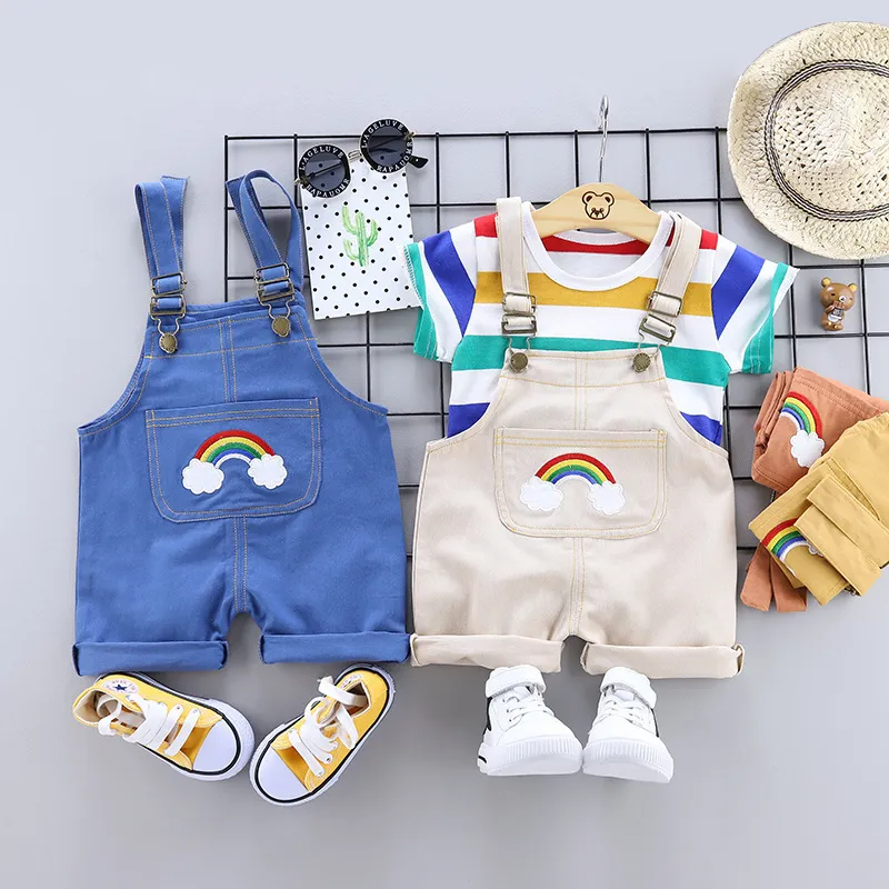 Conjunto de camiseta a rayas y pantalones con tirantes de arcoíris