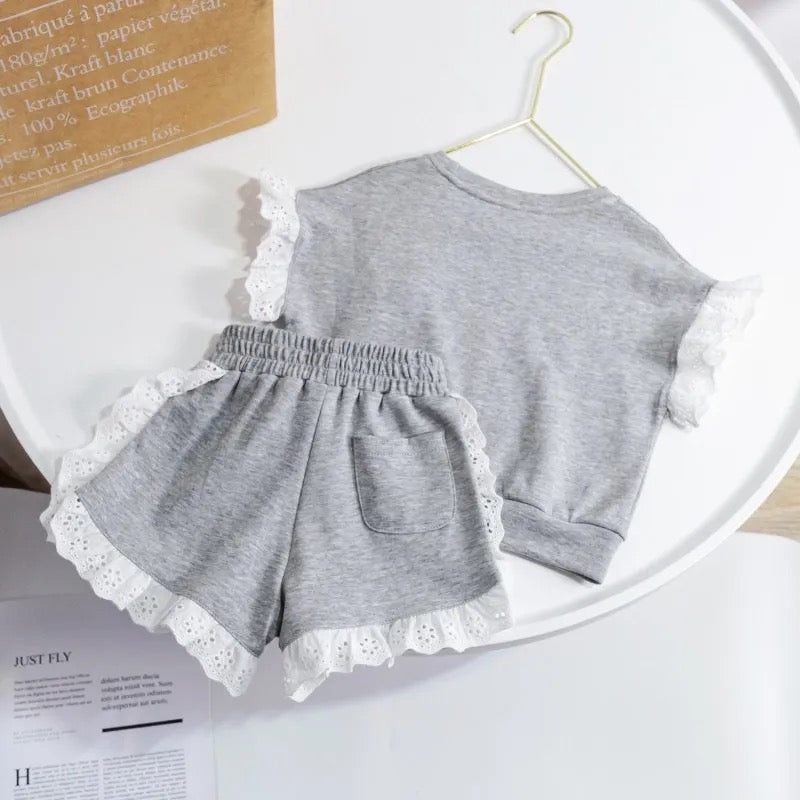 Set de pantalones corto con flor de perlas