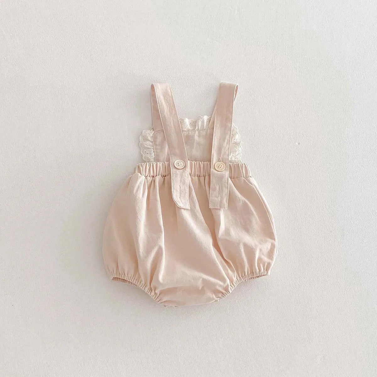 Romper crema con flor tejida