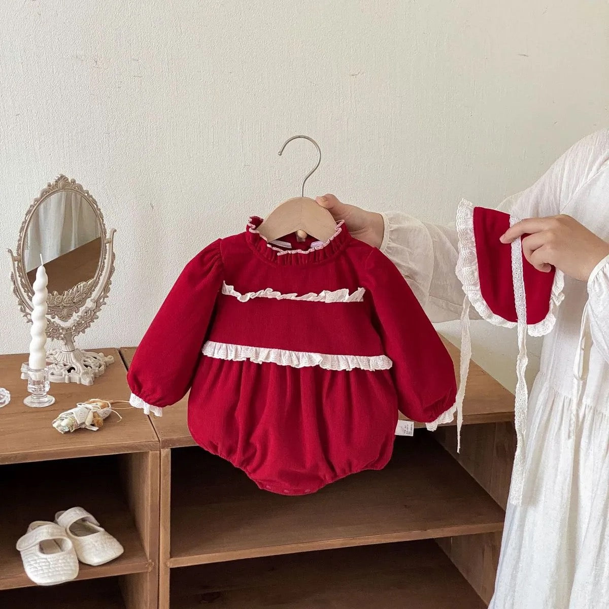 Vestido rojo para bebés con gorrito