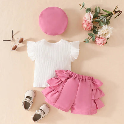 Set de lazo con perlas en pantalón corto y gorro.