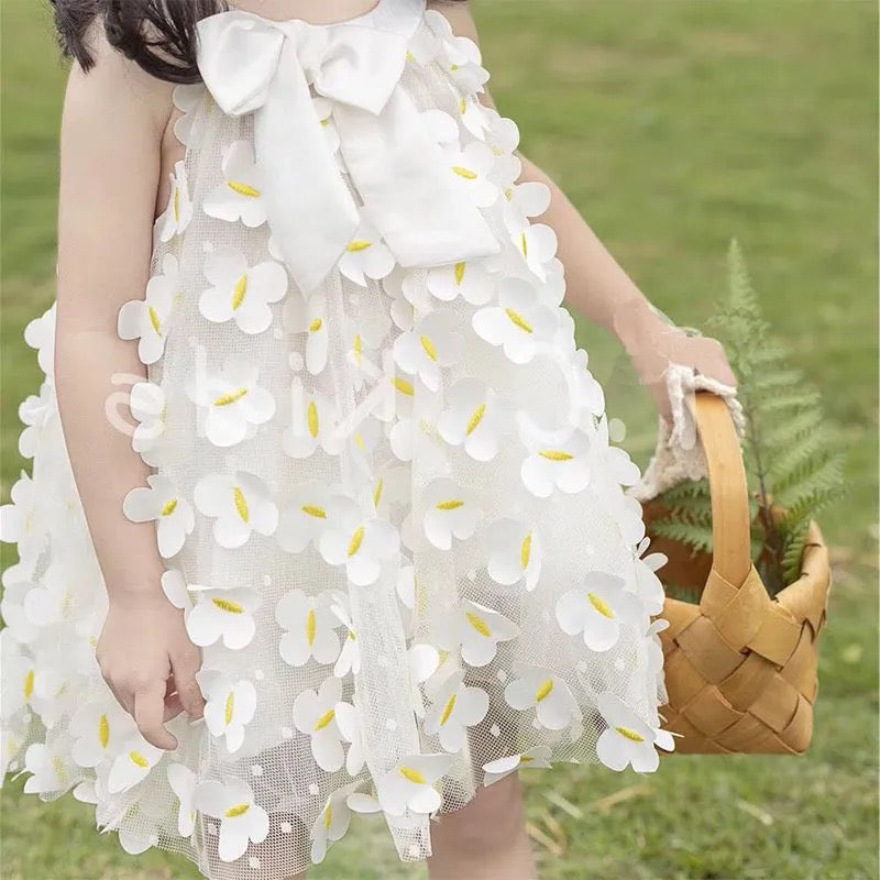 Vestido con flores y lazo
