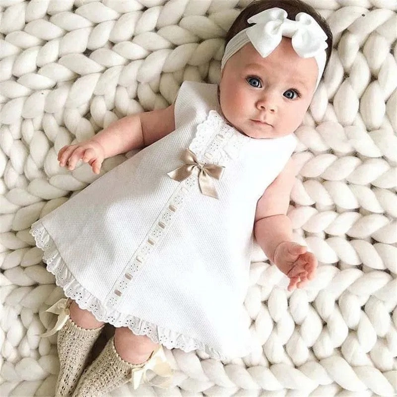 Vestido blanco con lazo dorado