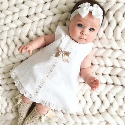 Vestido blanco con lazo dorado