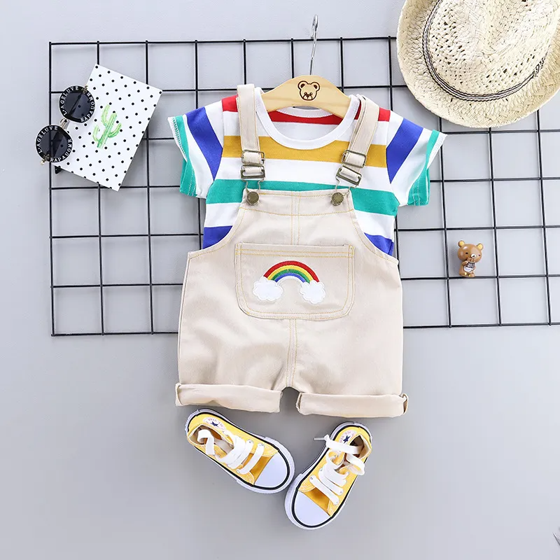 Conjunto de camiseta a rayas y pantalones con tirantes de arcoíris