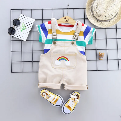 Conjunto de camiseta a rayas y pantalones con tirantes de arcoíris
