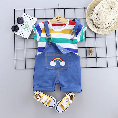 Conjunto de camiseta a rayas y pantalones con tirantes de arcoíris