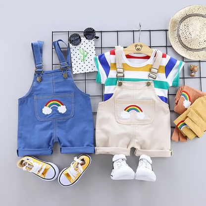 Conjunto de camiseta a rayas y pantalones con tirantes de arcoíris